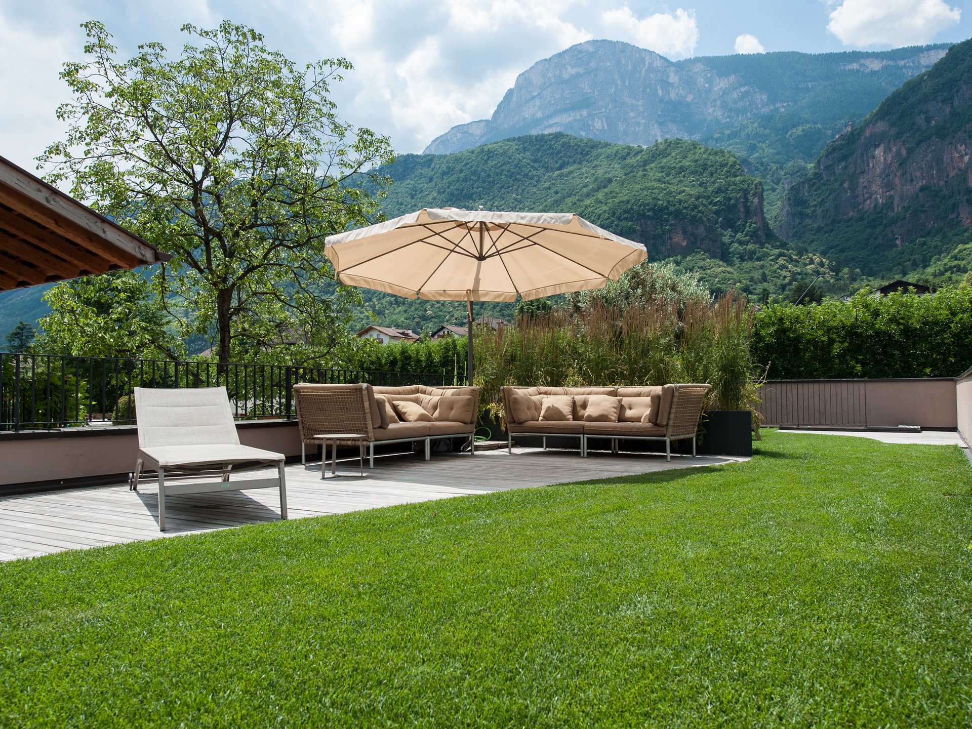 Pavimentazione da esterni e tappeto erboso Pavimentazione da esterni e tappeto erboso