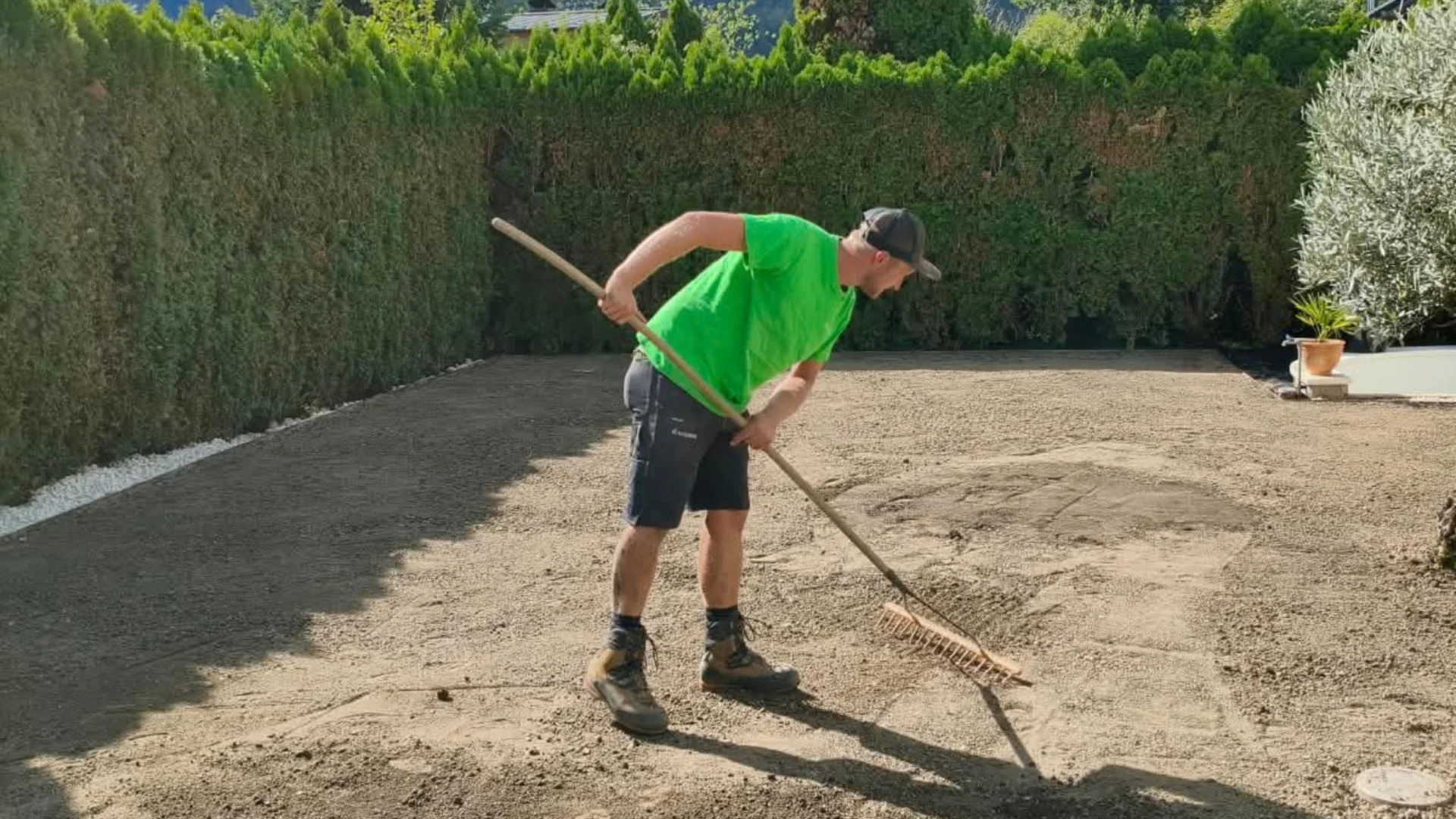 Dach begrünen. Natur lieben. Dich glücklich sehen. Das Team. Dach begrünen. Natur lieben. Dich glücklich sehen. Das Team.