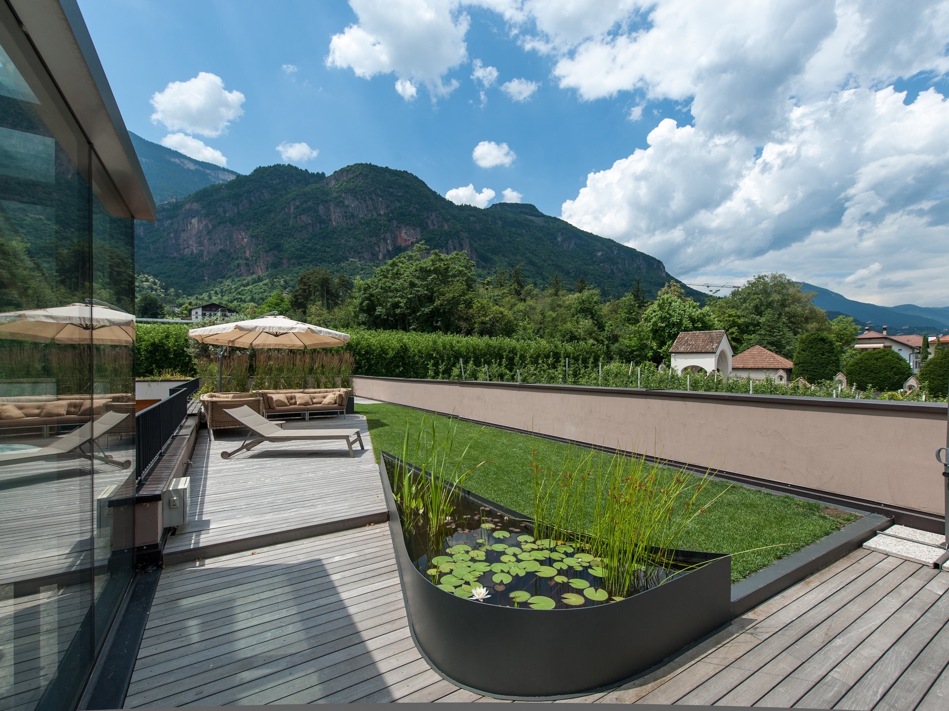 Pavimentazione da esterni e tappeto erboso Pavimentazione da esterni e tappeto erboso