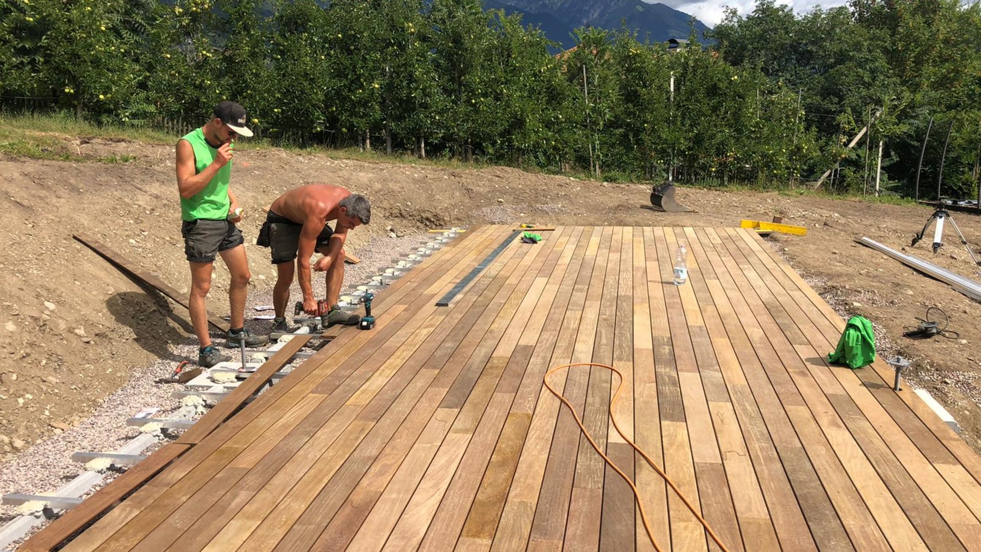 Dach begrünen. Natur lieben. Dich glücklich sehen. Das Team. Dach begrünen. Natur lieben. Dich glücklich sehen. Das Team.