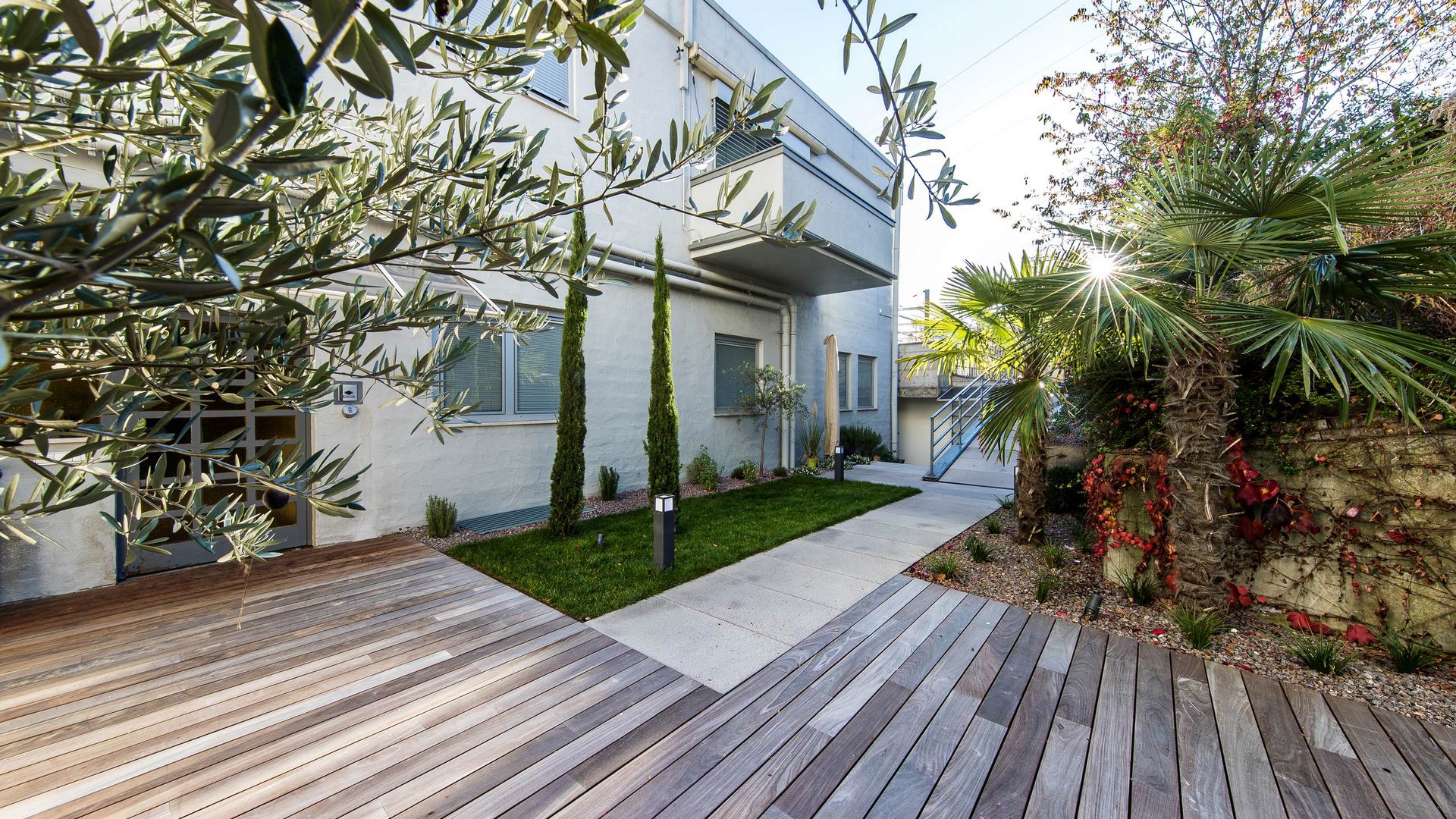 Pavimentazione da esterni e tappeto erboso Pavimentazione da esterni e tappeto erboso